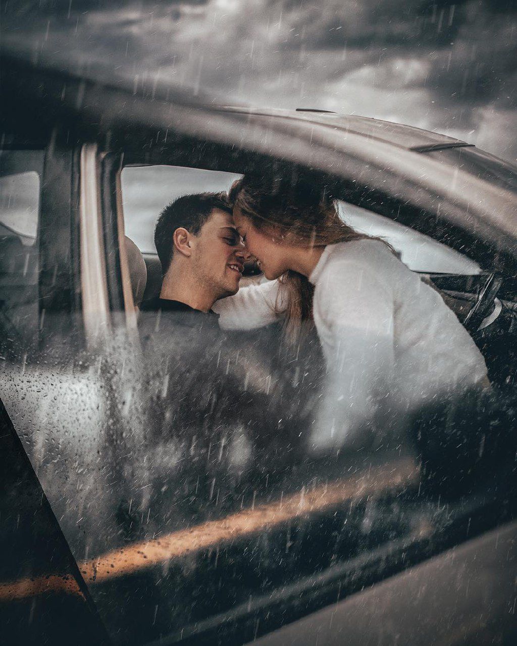 Kiss in car